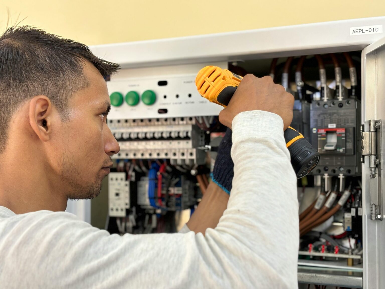 Reliable Commercial Electrician Services for Businesses